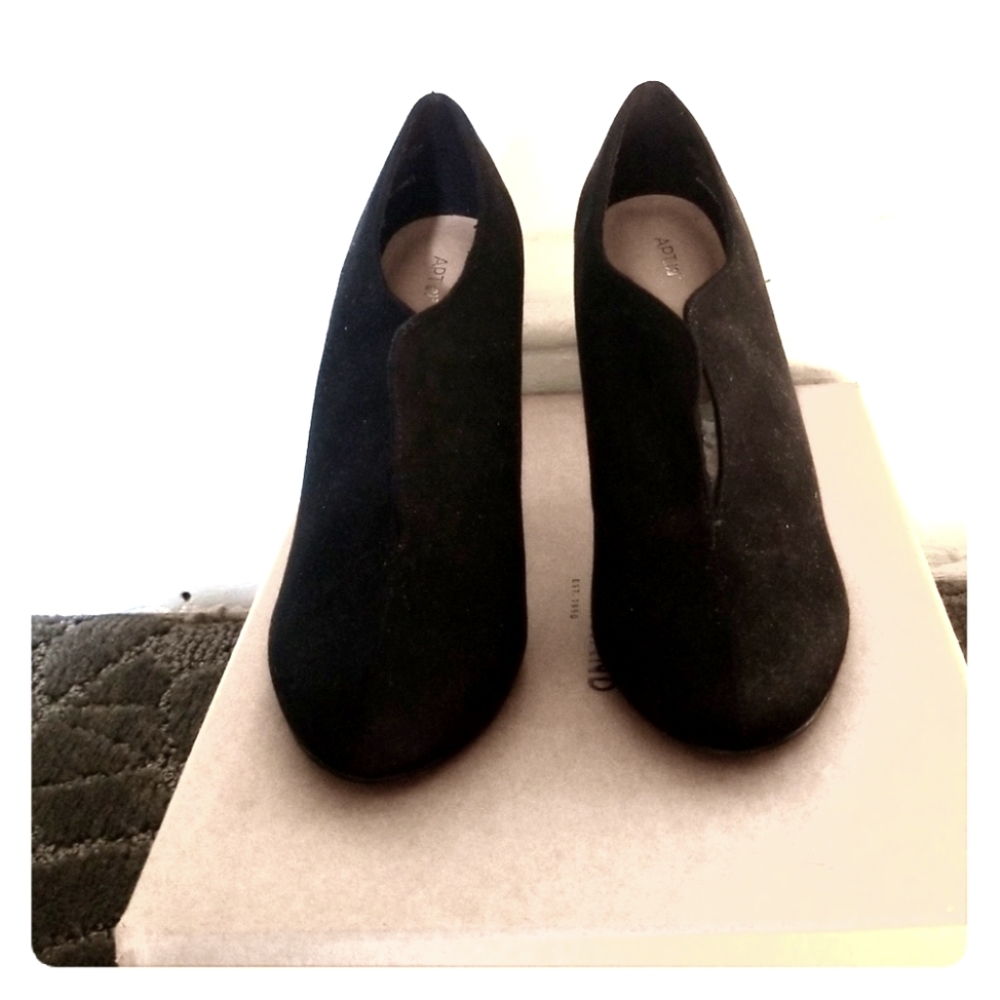 Women's size 7.5 Black Nubuk Booties